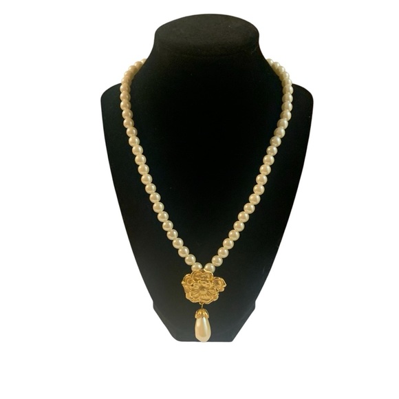 Avon “Sommerset Collecton”  Pearl Necklace with Gold Floral Accent NIB - Picture 1 of 7